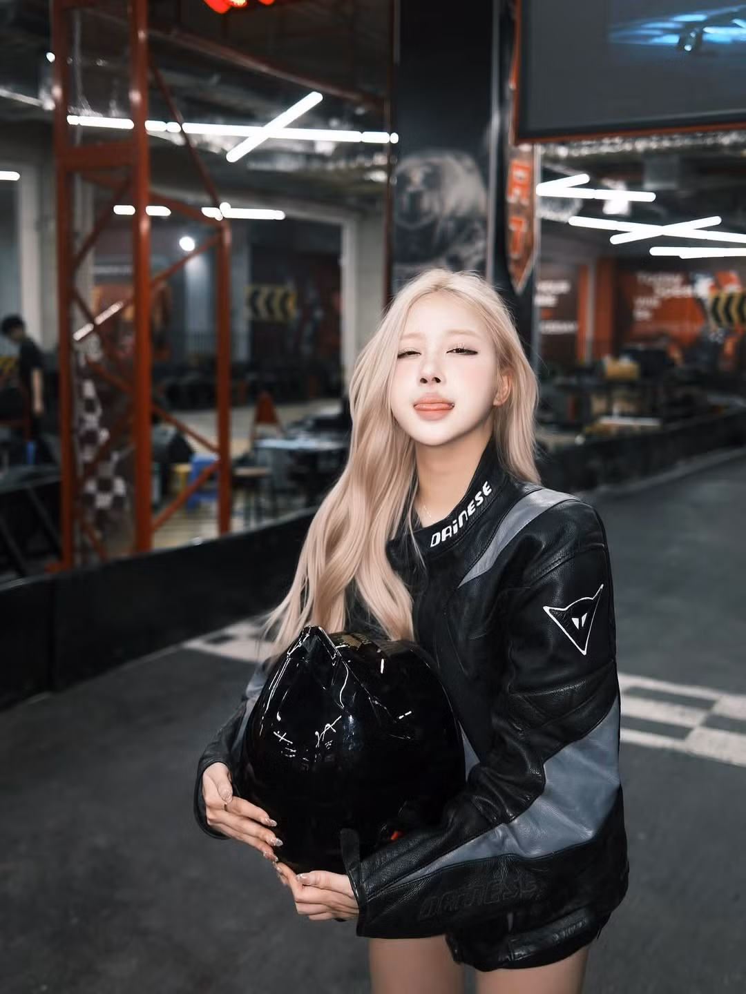 Sự xuất hiện của Huyền Diệu tại trường đua xe không chỉ gây ấn tượng bởi nhan sắc mà còn bởi phong thái tự tin, làm chủ tốc độ.