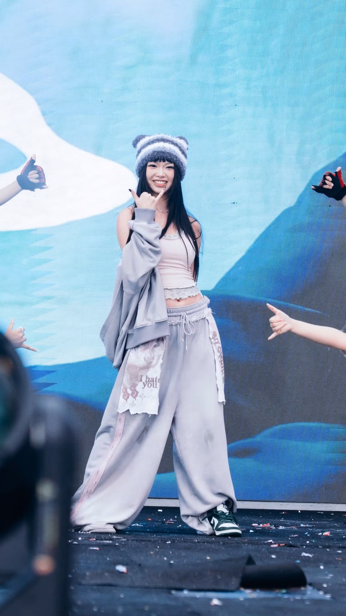 Song song đó, Ánh Sáng AZA cũng là thí sinh nổi bật tại chương trình “Em xinh” (Say Hi), tiếp tục ghi điểm với hình ảnh trẻ trung, tràn đầy năng lượng.