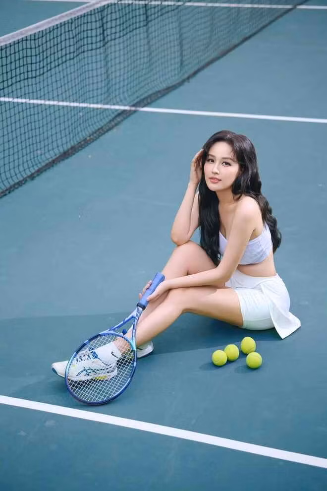Trên trang cá nhân, Mai Phương Thuý còn thường xuyên bày tỏ niềm yêu thích với tennis bằng những bài đăng dí dỏm, những bức ảnh chế về dân chơi tennis kiểu như: Bác sĩ bảo thể thao mang đến nhiều năng lượng, còn tôi khi tập tennis lại không còn gặp mọi người nhiều như trước (bởi thời gian dành cho tennis nhiều hơn - PV).