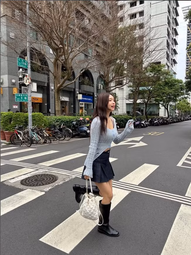 Chỉ cần xuất hiện trước ống kính, Judy đã ngay lập tức khiến khán giả choáng ngợp. Phần ngực được khoét sâu, lưng và eo lộ rõ làn da trắng mịn, cùng thân hình săn chắc, cân đối. Hình ảnh ấy vừa gợi cảm, vừa toát lên sự mạnh mẽ và tự tin.