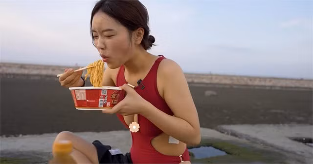 Không dừng lại ở đó, điều khiến Judy thật sự bứt phá so với nhiều YouTuber khác chính là thân hình nóng bỏng, đường cong đầy đặn và tỉ lệ cơ thể cân đối tới mức được nhiều người hâm mộ gọi vui là “không khoa học” vì độ hoàn hảo hiếm có.