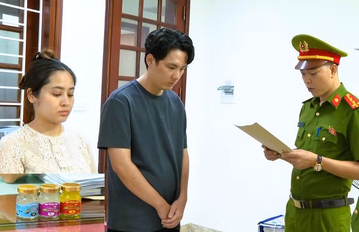 Công an thi hành quyết định khởi tố vụ án, khởi tố bị can đối với Vũ Thùy Trang và Trương Thoại Vinh trong đường dây buôn bán yến sào giả. Ảnh: Công an Thanh Hóa