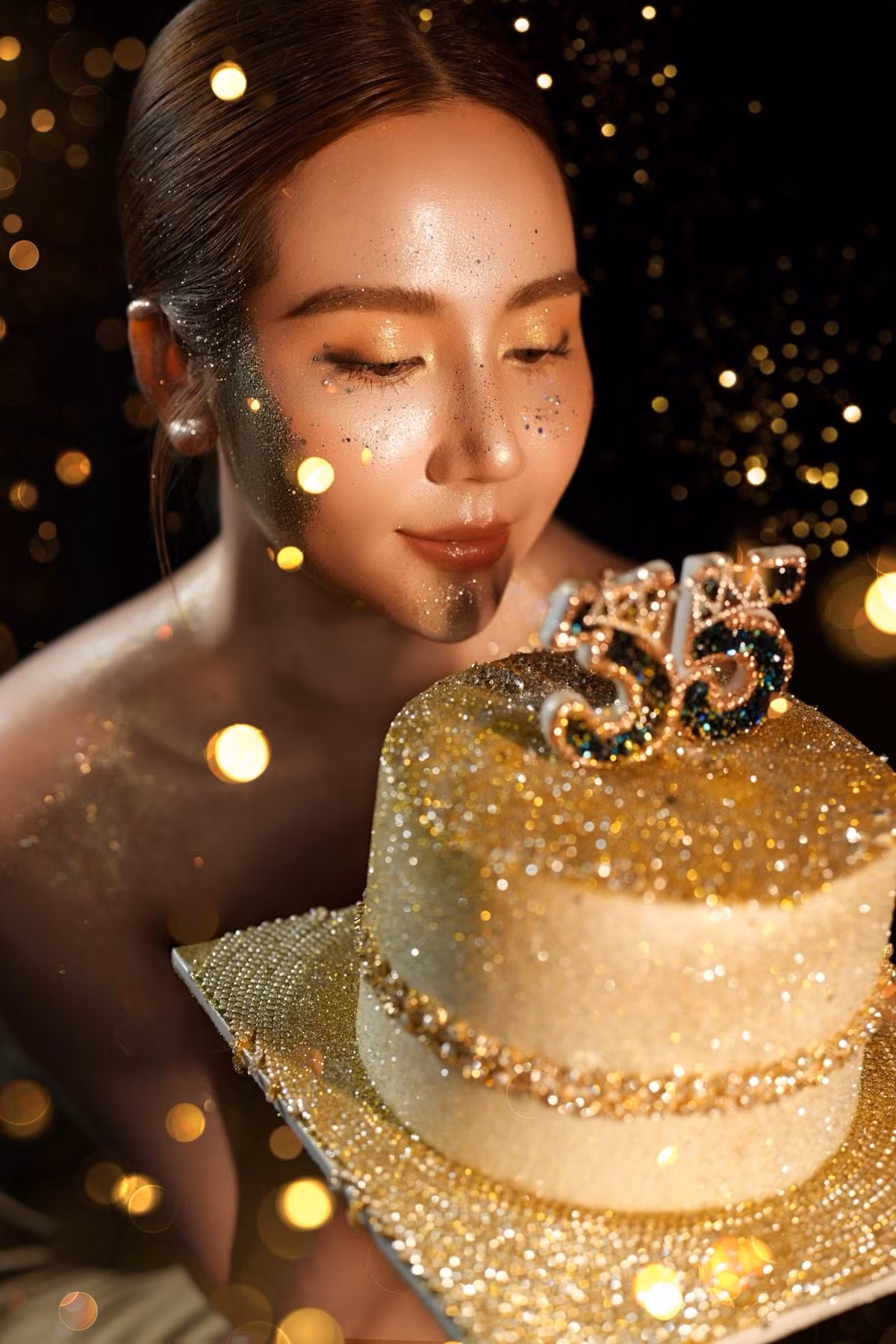 Bên cạnh chiếc bánh sinh nhật cực "bling", nhan sắc của Huyền Lizzie cũng khiến nhiều người phải trầm trồ.