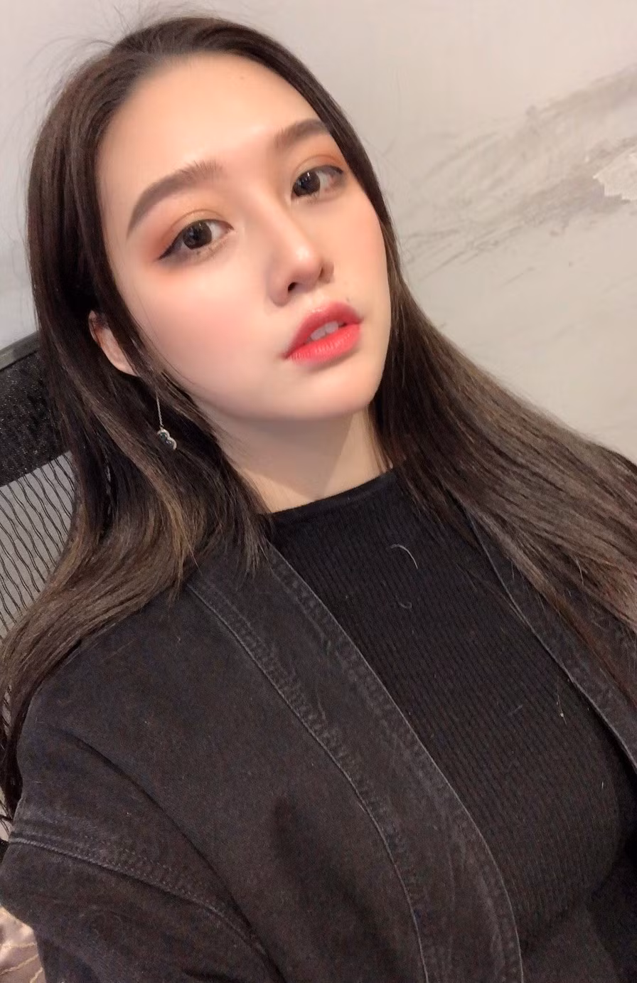 Những hành động gợi cảm có chủ ý này khiến người xem không khó để nhận ra rằng cô đang sử dụng hình thể làm công cụ thu hút, một chiêu trò không mới nhưng vẫn thường xuyên xuất hiện trên các nền tảng phát sóng trực tiếp.