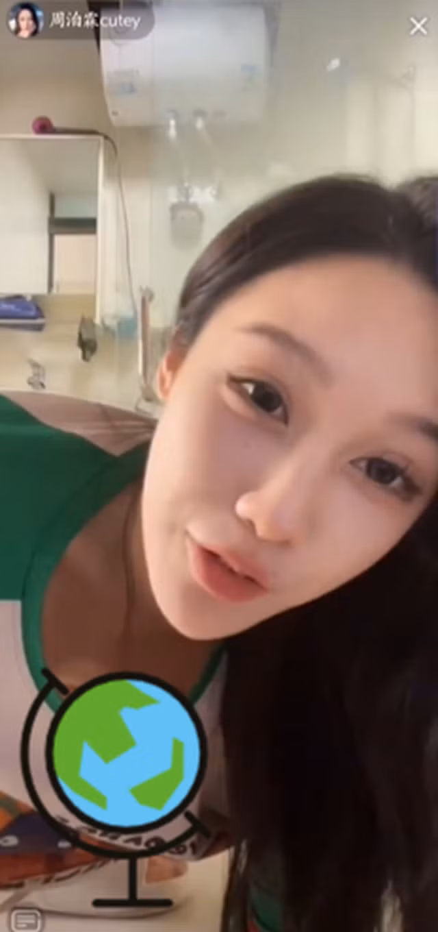 Trong đoạn video được chia sẻ rộng rãi trên nhiều nền tảng, cô nàng streamer có tên Chu Bạc Lâm xuất hiện với trang phục khá đơn giản - một chiếc áo phông rộng thùng thình tưởng chừng như kín đáo.