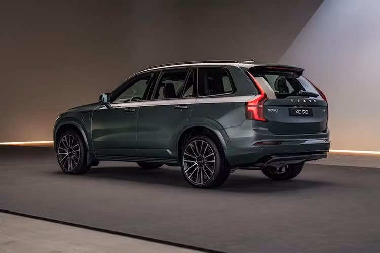 Ngoài phiên bản mới, dòng XC90 2027 nay cũng được cập nhật hệ thống thông tin giải trí với trợ lý ảo AI Google Gemini. Hiện Volvo đã nhận đặt hàng cho XC90 2027, với thời gian sản xuất dự kiến vào cuối thu này.
