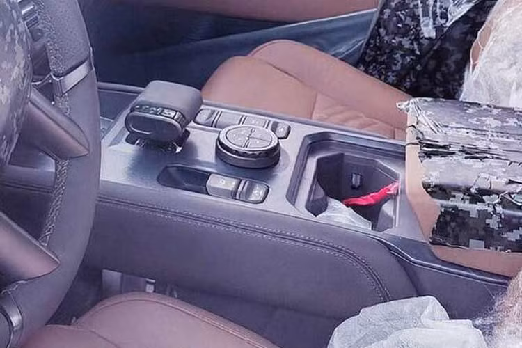 Khu vực phía trước của cụm điều khiển trung tâm nhiều khả năng sẽ tích hợp các đế sạc điện thoại không dây. Bệ tỳ tay rộng có đệm êm ái cũng xuất hiện bên trong Nissan Terrano. Những trang bị đáng chú ý khác của xe gồm vô lăng bọc giả da tích hợp các nút điều khiển, màn hình thông tin giải trí dạng cảm ứng cỡ lớn đặt ở vị trí trung tâm và bảng đồng hồ kỹ thuật số...