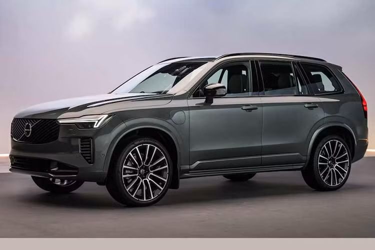 Tại Việt Nam, Volvo XC90 2026 đang được bán ra chính hãng với mức giá từ 3,2 tỷ đồng. Trong phân khúc SUV 7 chỗ, nó sẽ cạnh trạnh với những cái tên như BMW X5 (gần 4 tỷ đồng), Audi Q7 gần 3,8 tỷ đồng, Lexus RX hơn 3,3 tỷ đồng.