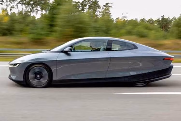 Mang cái tên Volkswagen Mission Efficiency, mẫu coupe 2+2 mang kiểu dáng hình giọt nước này có phần đầu xe không thực sự đặc biệt. Tuy nhiên, phần thân kéo dài và thu hẹp dần về phía sau mới là điểm nhấn của mẫu xe này.