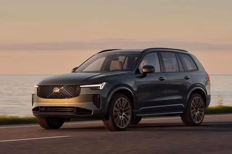 Voà thời điểm cập nhật facelift lần thứ hai cho mẫu SUV XC90 của mình vào năm 2024, Volvo đã tung ra phiên bản XC90 T8 PHEV mới được nâng cấp. Hiện tại, phiên bản này đã được hưởng lợi từ hệ thống hybrid mới hơn, đem tới sức mạnh và tầm hoạt động vượt trội so với trước đây.