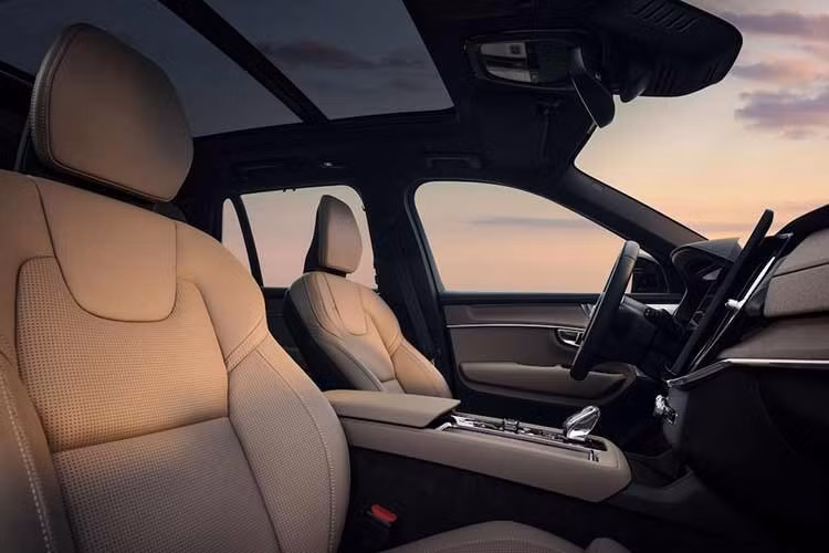 Về tính năng an toàn, XC90 sẽ vẫn sở hữu các công nghệ quen thuộc như Pilot Assist với hỗ trợ giữ làn, phanh khẩn cấp tự động, cảnh báo điểm mù hay camera 360 độ...