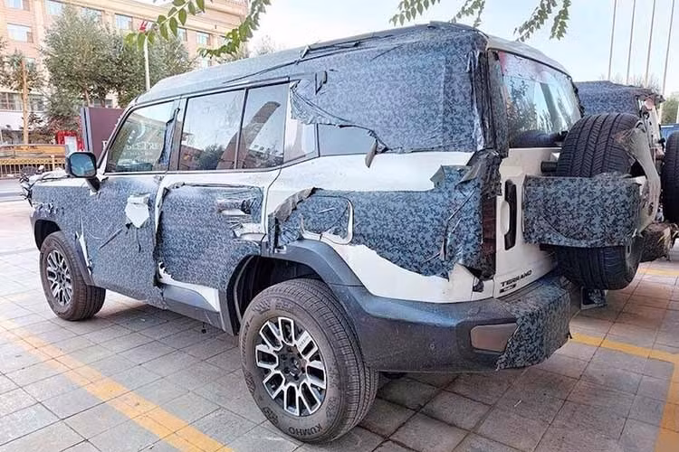 Trước thời điểm ra mắt, Nissan Terrano bản thương mại đã bị bắt gặp trong quá trình chạy thử trên đường phố, qua đó hé lộ những chi tiết đáng chú ý. Nhiều khả năng đây là phiên bản sản xuất của Nissan Terrano PHEV Concept. Mẫu xe thử nghiệm có ngoại thất gần như tương đồng với những đặc điểm từng xuất hiện trên phiên bản concept.
