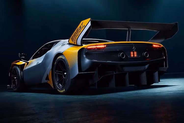 Về cơ bản, Ferrari đã vận dụng những bài học kinh nghiệm từ chiếc 296 GT3 Evo để tạo ra một chiếc xe không cần tuân theo những quy tắc tương tự. Kết quả là một cỗ máy được ước tính sẽ hoàn thành một vòng đường đua thử nghiệm Fiorano của hãng nhanh hơn khoảng 3 giây so với chiếc xe đua mà nó dựa trên.