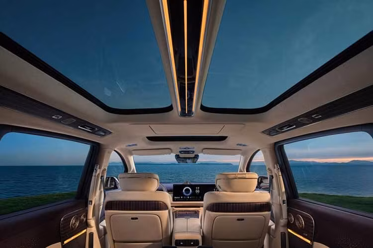 Ở phiên bản EV, xe dùng 2 mô-tơ điện nằm trên 2 cầu, cho công suất tối đa lần lượt 235 mã lực và 402 mã lực. Thêm vào đó là pin 3 thành phần với dung lượng 120 kWh, cung cấp phạm vi hoạt động 701 km theo chuẩn CLTC hoặc 568 km theo tiêu chuẩn WLTP.