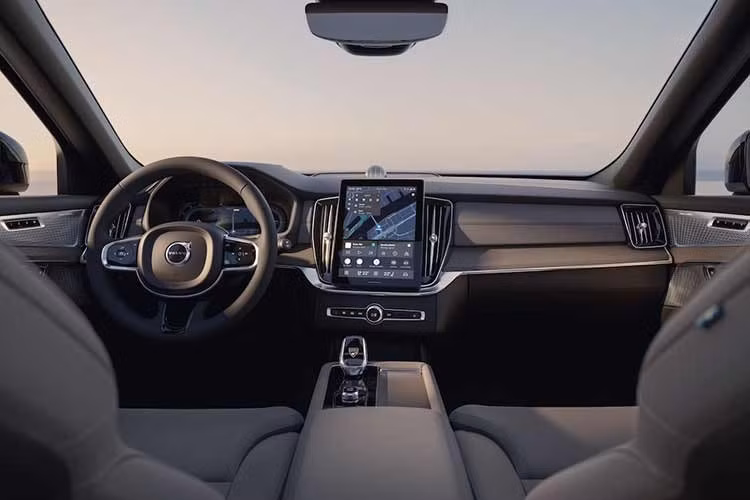 Đáng chú ý nhất, tầm hoạt động tổng cộng của Volvo XC90 T8 AWD Longe-range PHEV 2027 mới khi sạc đầy pin và đổ đầy xăng lên tới 1.100km và mức tiêu thụ nhiên liệu trung bình theo chuẩn WLTP là 8,3-9,3l/100km.