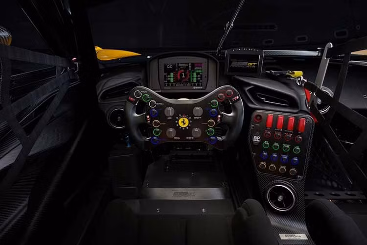 Ngoài động cơ được nâng cấp, mẫu xe đua mới nhất của Ferrari còn sở hữu thân xe được thiết kế lại để cải thiện hiệu suất khí động học. Phần đầu xe có bộ chia gió hầm hố hơn và các chi tiết khí động học bổ sung, trong khi cánh gió cố định khổng lồ chiếm ưu thế ở phía sau.