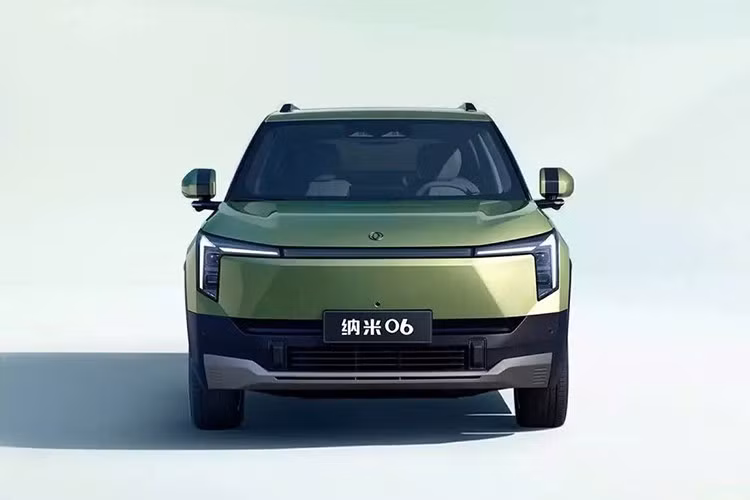 Chưa hết, Dongfeng Vigo còn được trang bị cửa cốp sau tách đôi có thể mở lên trên và xuống dưới. Trong đó, nửa dưới của cửa cốp có thể chịu tải lên đến 150 kg để phục vụ các hoạt động ngoài trời.