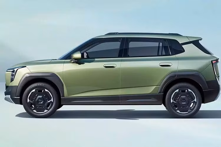 Trong khi đó, cụm đèn hậu lại thiết kế hình chữ "n", kết hợp các phần tử dạng ma trận điểm ảnh. Đèn xi-nhan, đèn lùi và đèn phanh của xe có khả năng hiển thị các kiểu sáng khác nhau, giúp tăng khả năng nhận diện cũng như giao tiếp với các phương tiện khác trên đường.
