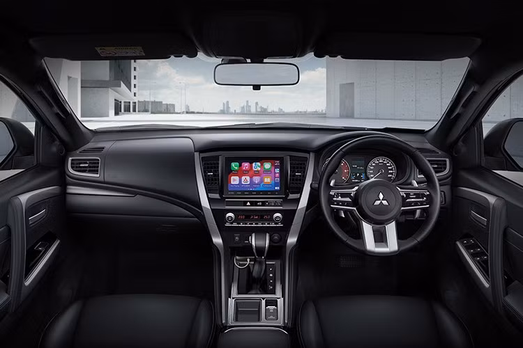Về nội thất, không gian bên trong Mitsubishi Pajero Sport thế hệ mới không có nhiều thay đổi đáng kể cả về hình thức lẫn trang bị tiện ích so với bản tiền nhiệm, nhưng được bổ sung thêm một số trang bị tiện nghi hiện đại.