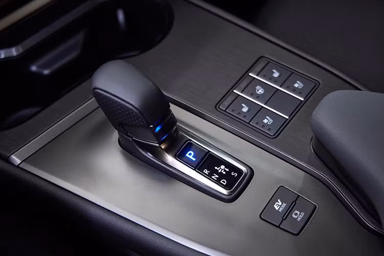 Được biết, Lexus chỉ thay đổi năm sản xuất trong câu chữ và giữ nguyên thông tin, dẫn đến việc người dùng dễ hiểu nhầm đây là những bổ sung nâng cấp mới.
