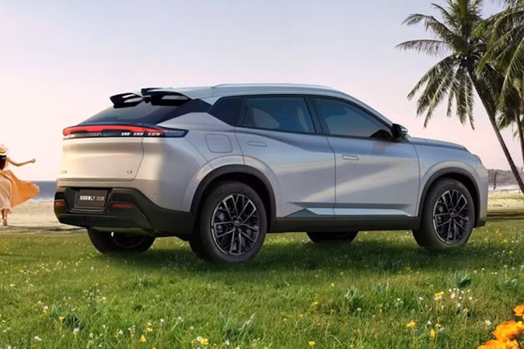Theo hãng Dongfeng, Aeolus Sky EV01 mang triết lý thiết kế “Sky Aesthetics”. Xe sở hữu lưới tản nhiệt đóng kín, đèn LED thanh mảnh, tay nắm cửa phẳng, đèn hậu LED nối liền hai bên, vành hợp kim 18 inch và lốp kích thước lớn có lực cản lăn thấp.