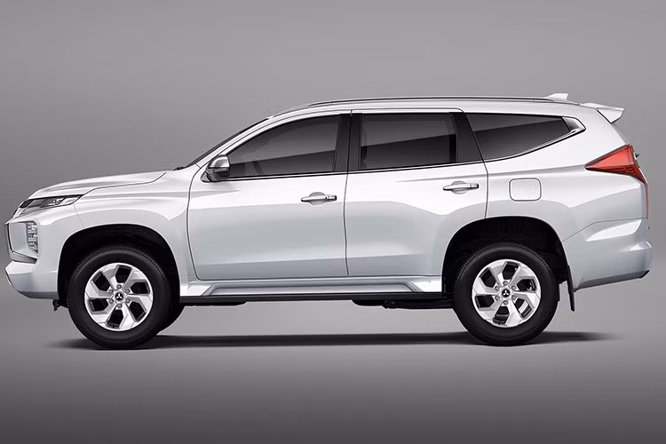 Dù không thay đổi quá nhiều về ngoại hình so với phiên bản trước, song ở phiên bản Pajero Sport 2.4 GT 2WD mới này, hãng đã tinh chỉnh nhẹ về thiết kế, thể thao, trẻ trung hơn. Ngoại thất của xe được trang bị bộ mâm hợp kim 18 inch, đi kèm hai tùy chọn màu sơn là xám Graphite Grey và trắng White Diamond.