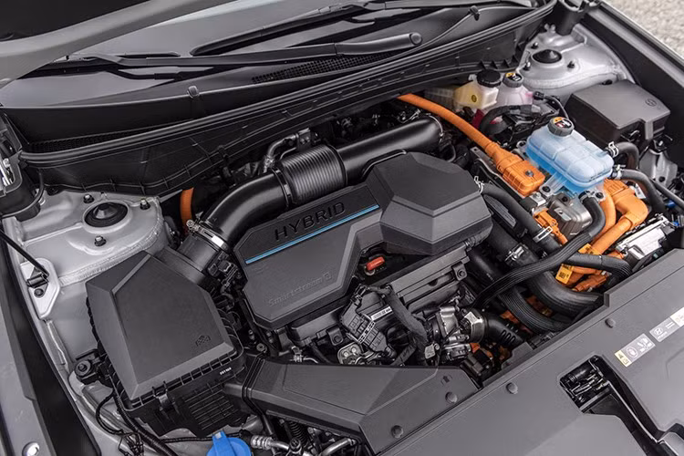 Hệ thống dẫn động bốn bánh điện tử e-AWD của Kia giúp phân bổ mô-men xoắn chính xác, mang lại khả năng bám đường tốt hơn và phản ứng mượt mà trên nhiều loại địa hình, đặc biệt phù hợp với thị trường châu Âu – nơi AWD là một tiêu chí đánh giá quan trọng cho SUV.