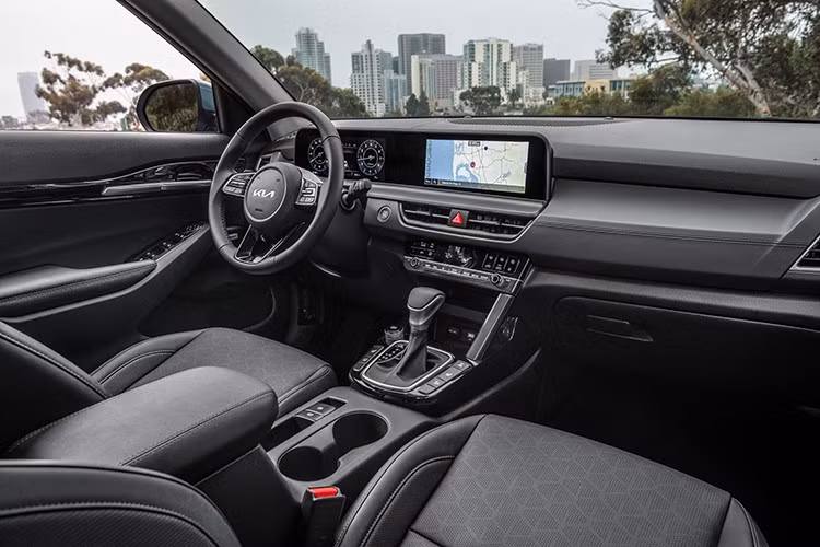 Biến thể hybrid của Kia Seltos cho năm 2026 được kỳ vọng sẽ trở thành cấu hình chủ lực tại cả thị trường Hàn Quốc và quốc tế, góp phần mở rộng tập khách hàng của mẫu SUV cỡ nhỏ này. Ban đầu, nhiều nguồn tin dự đoán Seltos Hybrid sẽ dùng hệ truyền động 1.6L GDi như trên Kia Niro hoặc Hyundai Kona Hybrid.