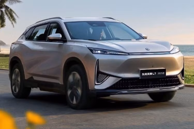 Dongfeng Mage phiên bản điện ﻿Cũng như Vigo, Dongfeng Mage phiên bản thuần điện có tên gọi riêng ở thị trường Trung Quốc là Aeolus Sky EV0, ra mắt thị trường Trung Quốc từ tháng 10/2023. Xe được phát triển dựa trên khung gầm bằng nhôm nhẹ Mach-E, kích thước dài x rộng x cao lần lượt 4.670 x 1.900 x 1.617 mm và chiều dài cơ sở 2.775 mm. Như vậy, xe dài hơn 20 mm, thấp hơn 5 mm, ngắn hơn 13 mm và chiều dài cơ sở giống hệt Dongfeng Mage.
