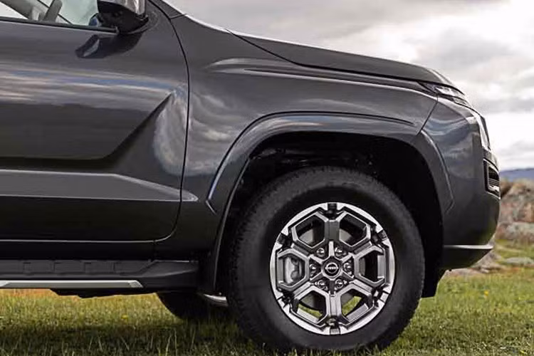 Điển hình là họa tiết ba khe gió đã gợi nhớ đến Navara D21 huyền thoại, trong khi cụm đèn hình chữ "C" ở cả trước và sau tạo sự khác biệt khỏi người "anh em" Nhật Bản - Triton. Nissan Navara phiên bản PRO-4X mang phong cách mạnh mẽ và cứng cáp hơn, trong khi các phiên bản thấp hơn sẽ lược bỏ một số chi tiết hướng đến khả năng off-road.
