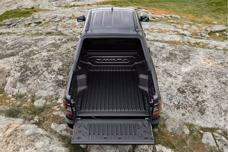 Nissan đã nỗ lực mang lại cho Navara diện mạo riêng biệt, thậm chí có thể nói là trông đẹp hơn cả Triton. Hầu hết phần thân vỏ có vẻ được giữ nguyên, nhưng những thay đổi ở phần đầu xe thực sự khiến chiếc bán tải trông hầm hố hơn.