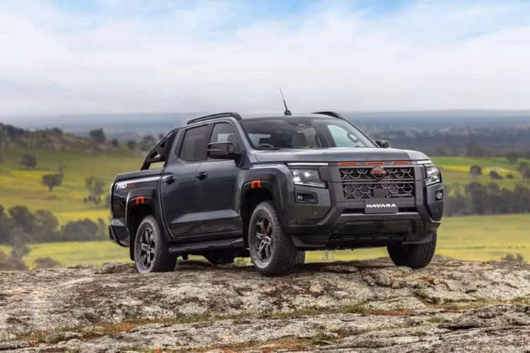 Mới đây, Nissan đã giới thiệu Navara mới có nguồn gốc từ Mitsubishi Triton 2026 thế hệ mới nhất. Việc các mẫu xe bán tải trong phân khúc chia sẻ nền tảng không phải là chuyện hiếm.Đơn cử như Ford Ranger và Volkswagen Amarok thực chất "cùng một giuộc", trong khi Mazda BT-50 gắn liền với Isuzu D-Max.
