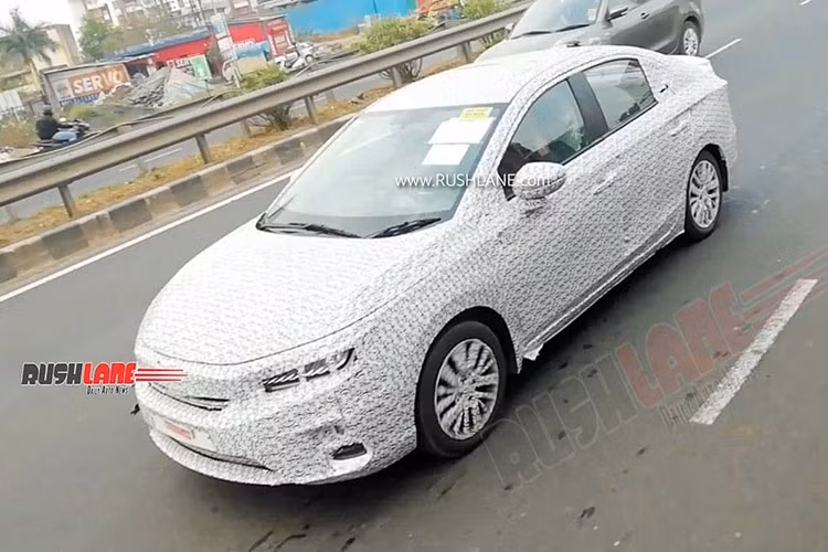 Phần thân vỏ sẽ được giữ nguyên trong khi các chi tiết thiết kế ngoại thất như lưới tản nhiệt, cụm đèn và cản trước/sau lại được làm mới. Bên cạnh đó là bộ mâm hợp kim thiết kế mới ở bên sườn. Đèn pha sắc sảo hơn, dải LED định vị ban ngày mới với thiết kế 3 đèn nhỏ hình viên đá tách rời và lưới tản nhiệt liền mạch hơn có thể là những điểm cập nhật trên phiên bản 2026.