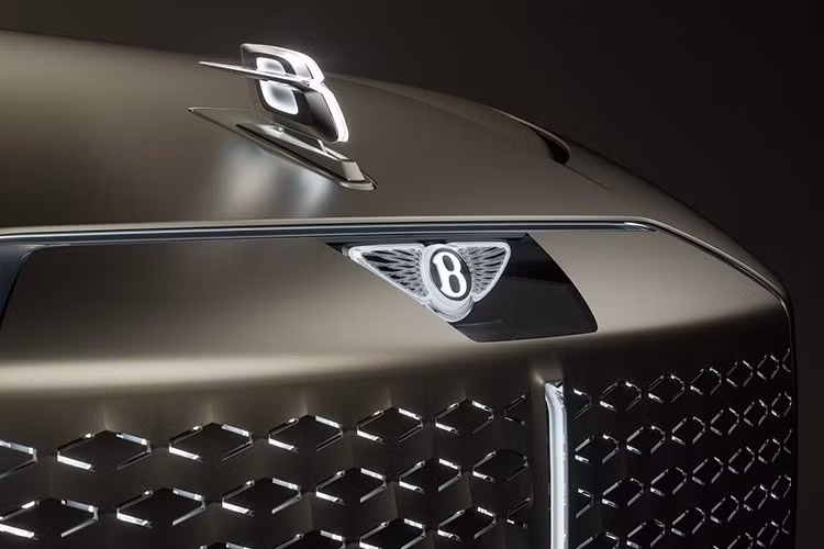 Urban SUV đã nhiều lần bị bắt gặp khi chạy thử tại châu Âu. Do được che phủ bởi lớp ngụy trang dày đặc cùng nhiều chi tiết ốp giả, hình dáng thực tế của xe hiện vẫn chưa rõ ràng, thậm chí có phần gây tranh cãi về mặt thẩm mỹ trong các bức ảnh ghi nhận được.