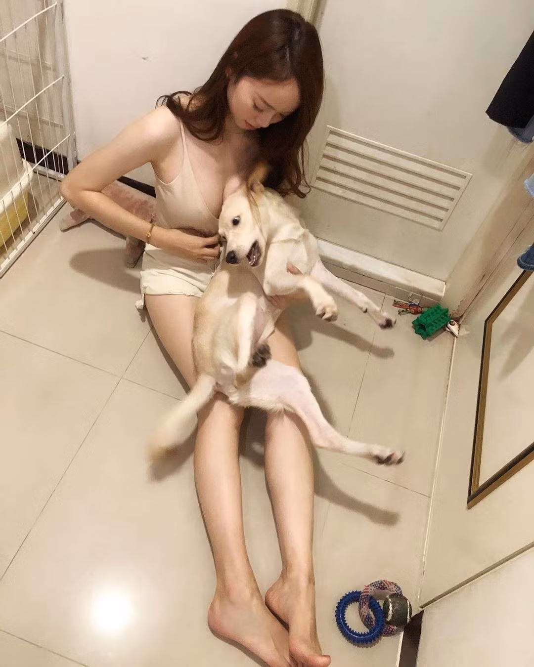 Chỉ cần ngồi thoải mái trên sàn nhà, ôm chú chó cưng vào lòng, Zoey đã tạo nên khung hình vừa đáng yêu vừa nóng bỏng đến nghẹt thở.
