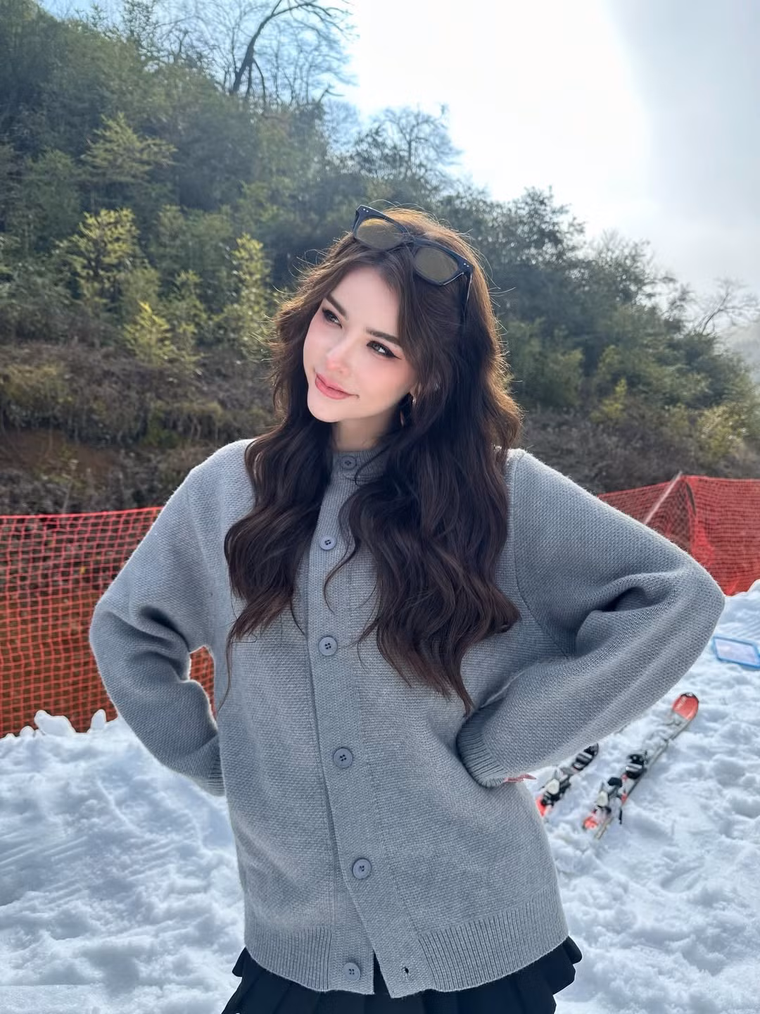 Bên cạnh vẻ đẹp hình ảnh, Jessie Vard còn là cái tên quen thuộc trong giới người mẫu và KOL tại Thái Lan cũng như nhiều quốc gia châu Á. Sở hữu hai dòng máu Thái Lan và Ireland, cô sớm thu hút sự chú ý nhờ ngoại hình lai Tây nổi bật.