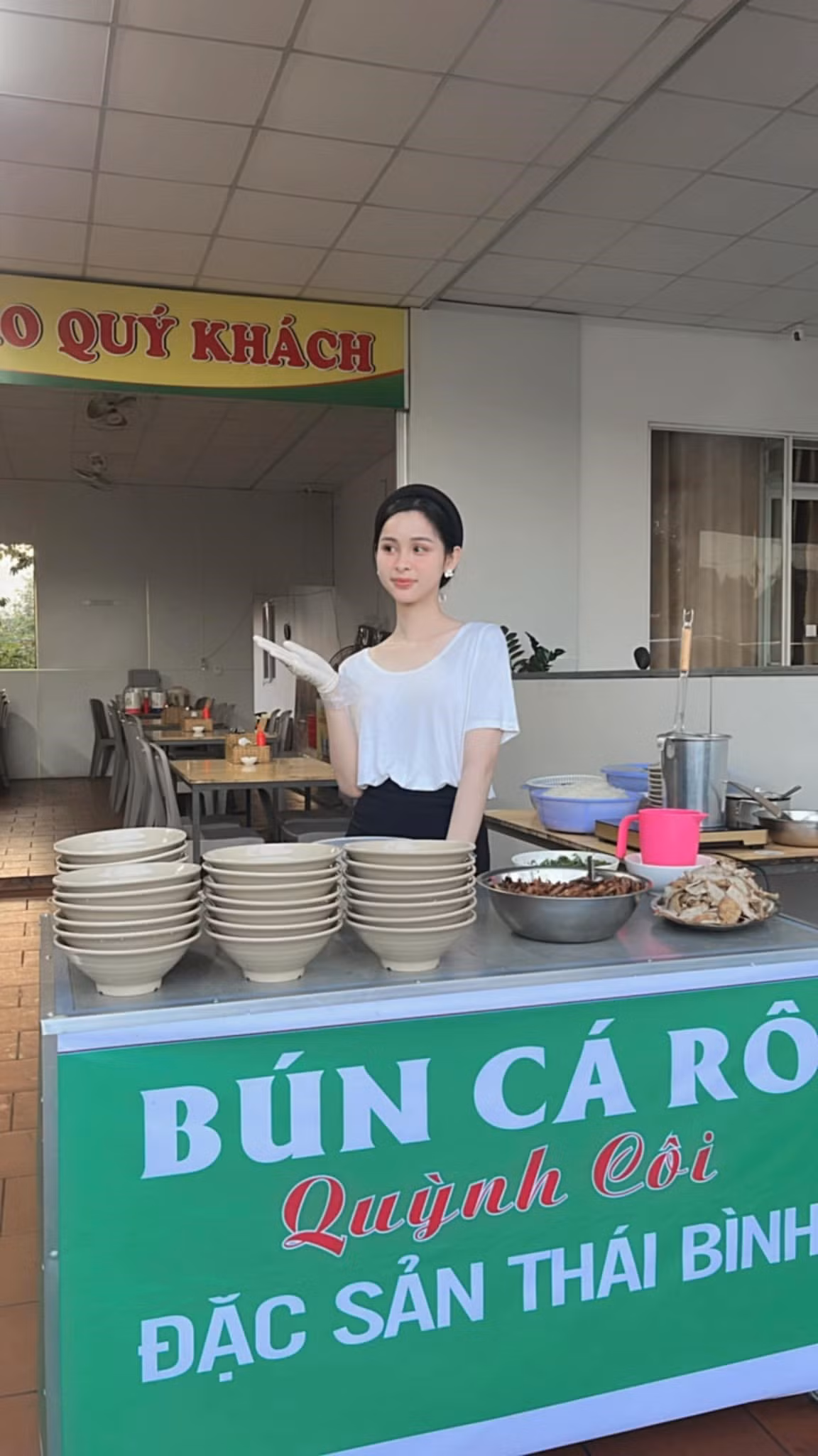 Tuy nhiên khi hào quang đến, Tường Vi lại có lựa chọn rời showbiz, bỏ phố về quê.