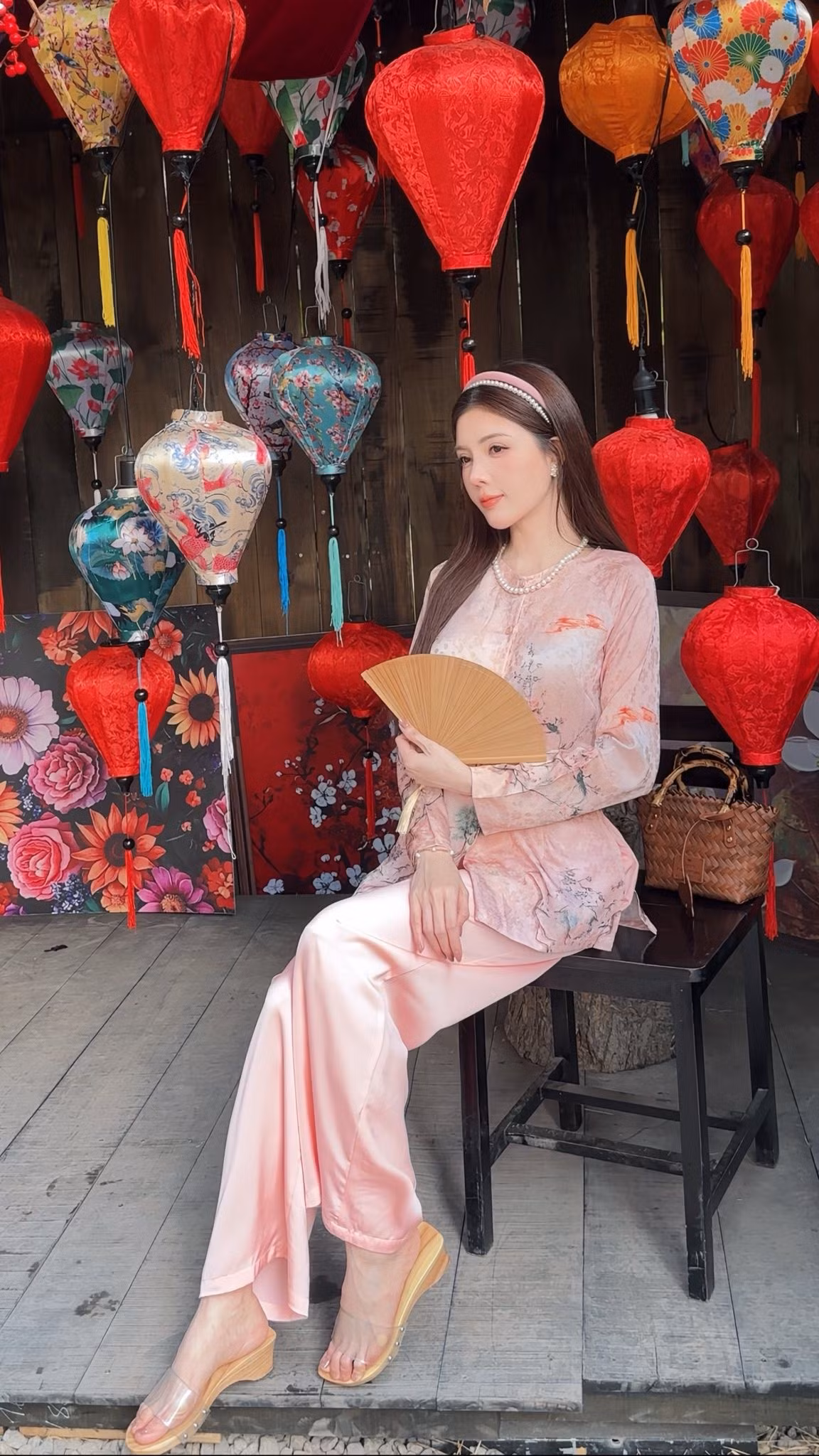 Không cần những thiết kế cầu kỳ hay phô trương, Lilly Luta vẫn dễ dàng trở thành tâm điểm khi lựa chọn áo bà ba – trang phục gắn liền với hình ảnh người phụ nữ Nam Bộ hiền hòa, nền nã.