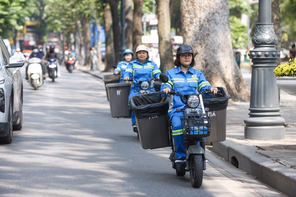 Tại khu vực trung tâm Hà Nội, mật độ dân cư cao, lượng khách du lịch đông và hệ thống ngõ phố nhỏ hẹp đặt ra nhiều thách thức đối với công tác thu gom, vận chuyển rác thải sinh hoạt. Các phương tiện chuyên dụng cỡ lớn gặp khó khăn khi tiếp cận một số tuyến phố, trong khi việc bố trí điểm tập kết rác cũng chịu áp lực về diện tích và yêu cầu bảo đảm mỹ quan đô thị.