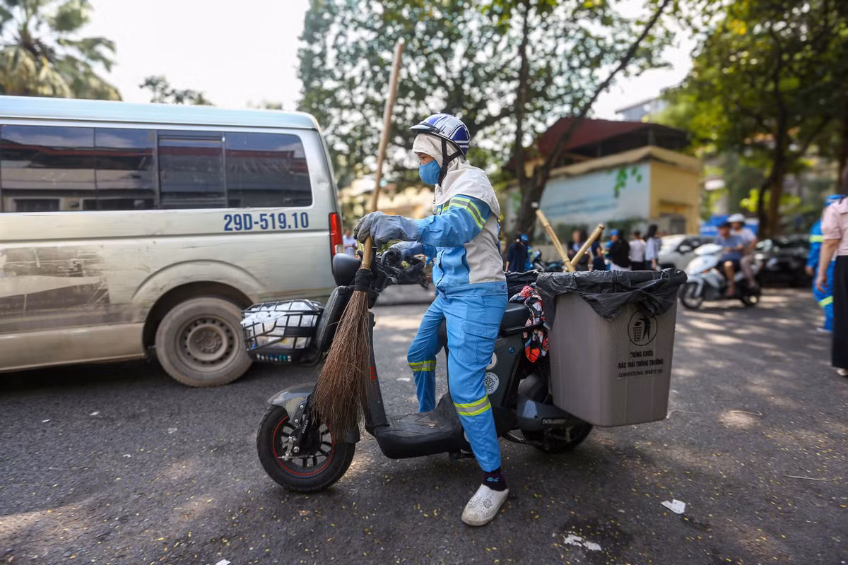 Trước thực tế này, Công ty TNHH MTV Môi trường đô thị Hà Nội (URENCO) triển khai thử nghiệm xe điện chuyên dùng thu gom rác tại khu vực trung tâm Thủ đô. Mô hình được xây dựng theo hướng tăng cường cơ giới hóa, cải thiện khả năng tiếp cận các ngõ nhỏ và từng bước chuyển đổi phương tiện vệ sinh môi trường theo hướng thân thiện hơn với môi trường.
