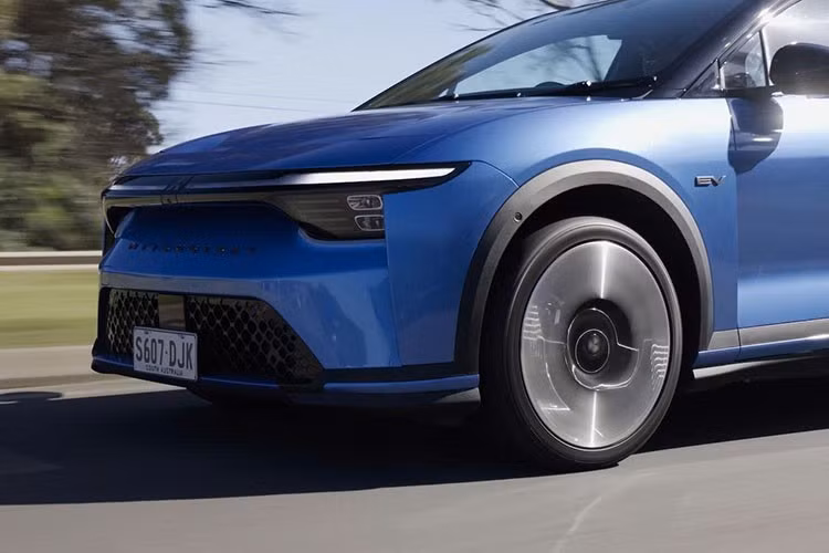 Với cấu hình này, xe có thể tăng tốc từ 0-100 km/h trong 6,8 giây, một kết quả khá ấn tượng. Đối với những khách hàng muốn có hiệu suất vận hành cao hơn, Mitsubishi cung cấp phiên bản GSR cao cấp nhất. Phiên bản này sở hữu 2 mô-tơ điện, nâng tổng công suất lên 459 mã lực và mô-men xoắn cực đại 700 Nm.