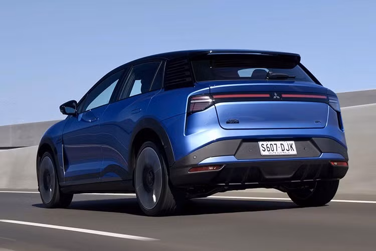 Điểm nổi bật nhất của Mitsubishi ASX VR-e nằm ở hệ truyền động. Tất cả các phiên bản đều sử dụng bộ pin lithium-ion có dung lượng 57,7 kWh, tương đối nhỏ so với mặt bằng chung của thị trường xe điện hiện nay. Các phiên bản LS, Aspire và Exceed được trang bị 1 mô-tơ điện đặt phía sau, cho công suất tối đa 229 mã lực cùng mô-men xoắn cực đại 350 Nm.