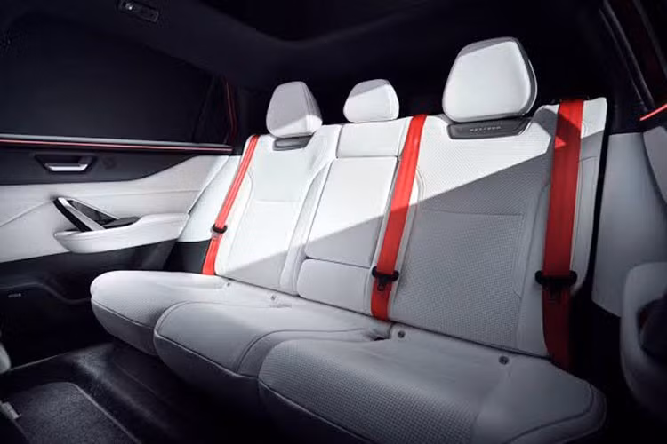 Khoang lái được trang bị màn hình thông tin giải trí trung tâm kích thước 15,6 inch, bảng đồng hồ kỹ thuật số 9,2 inch và vô lăng thiết kế thể thao. Những trang bị đáng chú ý khác gồm hệ thống đèn viền nội thất tùy chỉnh, camera quan sát toàn cảnh, ghế bọc da hoặc nỉ (tùy phiên bản) và hệ thống hỗ trợ đỗ xe tự động.