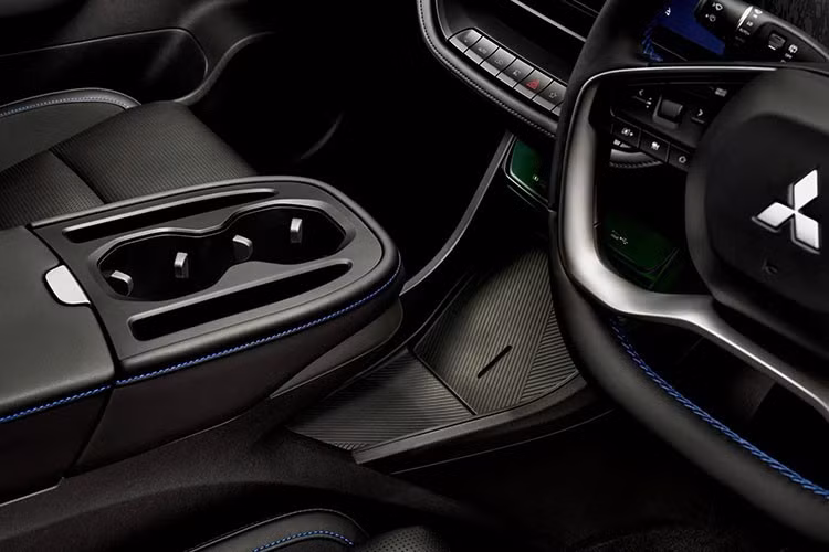 Do được phát triển trực tiếp từ Foxtron Bria - mẫu xe có thiết kế do hãng Pininfarina thực hiện, ASX VR-e sở hữu diện mạo khác biệt so với những mẫu Mitsubishi từng xuất hiện trước đó. Đây không hẳn là điều bất lợi bởi thiết kế của mẫu SUV điện này mang phong cách hiện đại và có phần đậm chất châu Âu.