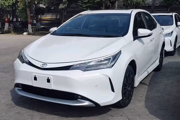 Toyota Indus Motor Company (IMC), đơn vị phân phối và sản xuất Toyota tại Pakistan, vừa giới thiệu Corolla phiên bản nâng cấp dành cho đời 2027. Đây là lần thứ ba mẫu Corolla thế hệ thứ 11 được điều chỉnh tại thị trường này, trong bối cảnh nhiều thị trường khác đã chuyển sang thế hệ thứ 12 từ năm 2018.