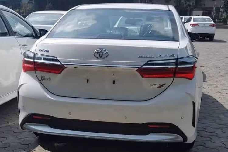 Khoang nội thất được điều chỉnh về tông màu và vật liệu trang trí. Corolla mới được bổ sung Apple CarPlay và Android Auto không dây, cùng cảm biến hỗ trợ đỗ xe phía trước và phía sau. Trong khi đó, kết cấu thân xe và nền tảng kỹ thuật cơ bản vẫn được giữ nguyên.