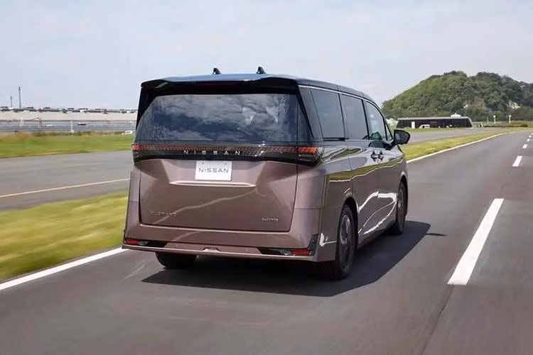 "Chúng tôi xem Elgrand mới là mẫu xe chủ lực sẽ thúc đẩy tăng trưởng của Nissan trong tương lai", ông Akira Sugimoto cho biết thêm. Đây cũng là điều hãng xe này rất cần vào thời điểm hiện tại. Theo Nikkei Asia, Nissan chỉ bán được 1.163 chiếc Elgrand thế hệ cũ tại Nhật Bản trong năm tài chính 2025.
