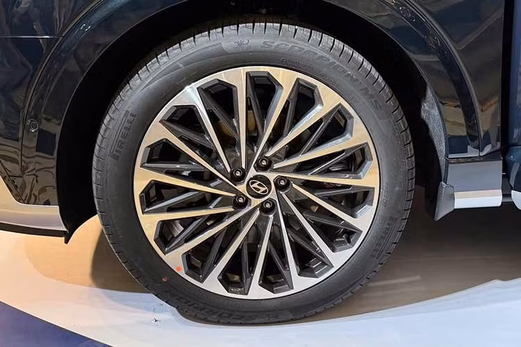 So với thế hệ trước, mẫu xe Palisade thế hệ hoàn toàn mới này có chiều dài tăng thêm 63,5 mm và chiều dài cơ sở tăng 68,5 mm, góp phần mở rộng không gian dành cho hành khách ở cả ba hàng ghế. Xe có logo hybrid ở cửa cốp, kèm theo 2 tùy chọn kích thước bánh mâm 20 hoặc 21 inch.