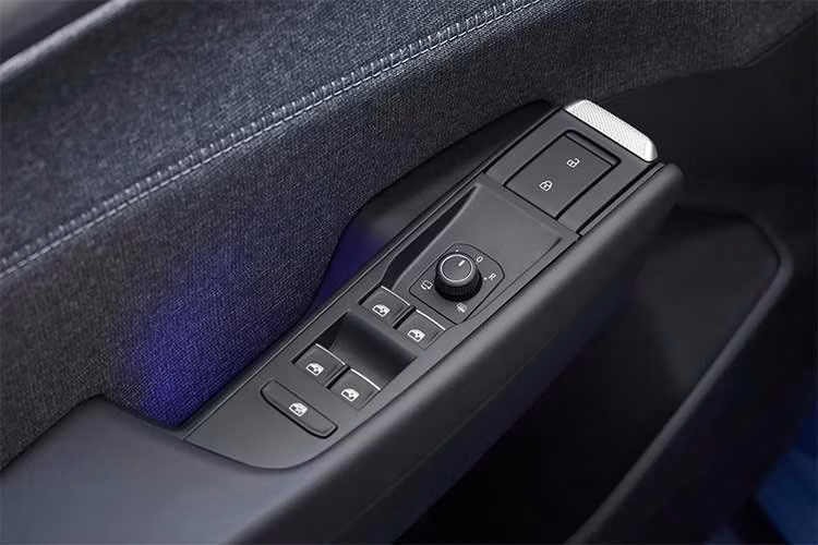 Dung tích khoang hành lý phía sau đạt 475 lít, đi kèm ngăn chứa đồ 25 lít bên dưới nắp ca-pô phía để chứa cáp sạc. Theo Volkswagen, tổng không gian chứa đồ của mẫu SUV điện mới vượt cả Kia EV2, Renault 4 và thậm chí cả người anh em T-Roc sử dụng động cơ đốt trong.