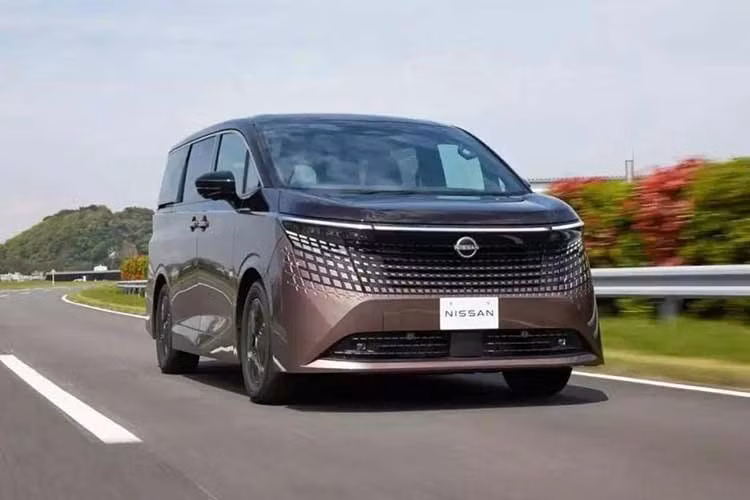Trong cùng giai đoạn, Toyota tiêu thụ tới 81.357 chiếc Alphard. Nissan chưa công bố mục tiêu doanh số dành cho Elgrand mới, nhưng cho biết đã nhận hơn 6.000 đơn đặt hàng kể từ cuối tháng 5/2026. Trong đó, hơn 5.000 đơn đến từ khách hàng cá nhân, phần còn lại là các doanh nghiệp và tổ chức.